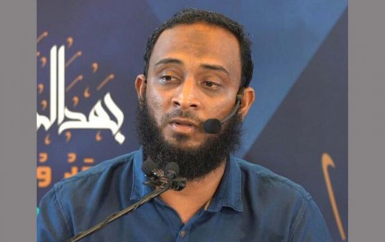 Raees ge garaarah faadu kiyumun dheenee ilmuveriyaku vazeefaa in suspend koffi