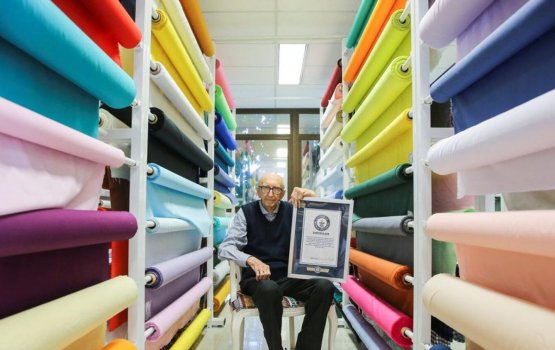 Eh kunfunyehgai 84 aharu vazeefa adhaa kohgen dhuniyeyge record eh!