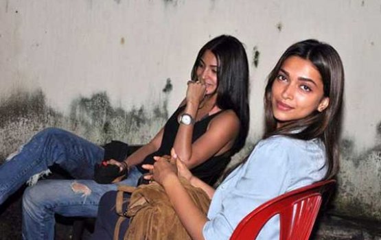 Anushka aai Deepika 