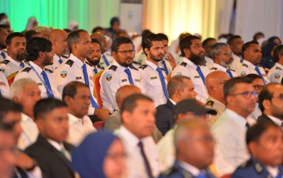 Customs ge officer in thakehge account in 400 million rufiyaa dhauru kuri massala eh!