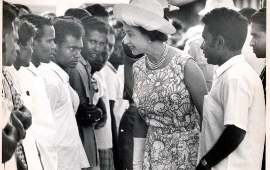 Queen Elizabath: Raajjeyge sharafuveri veriegge gothugai 13 aharu