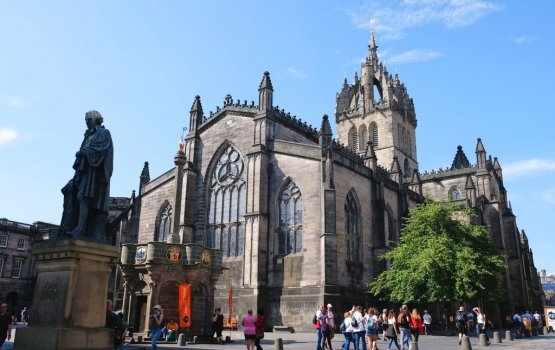 Rani Elizabeth ge hashikolhu 24 gadi iru vandhen Edinburgh gai, London ah eyge fahun