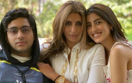 Shweta beynuvanee dharin maalee gothun minivan vaan