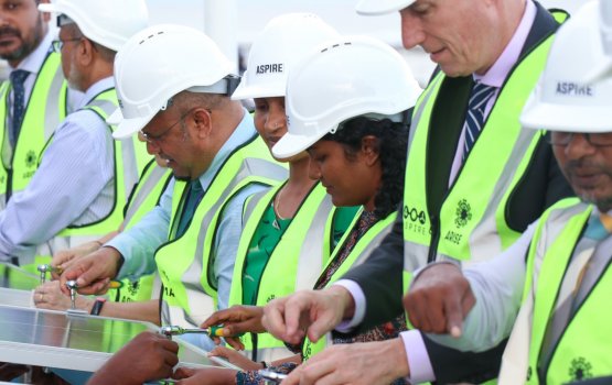 Solar panel haru kuran Highway ge eh lane bandhu kuranee