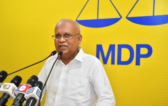 Aharuthakakah fahu Thasmeen siyaasee podium ah