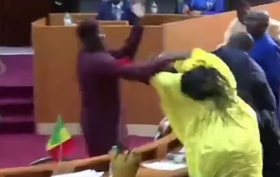 Parliament gai maaraamaaree hingai maabandu anhenakah hamalaa dhinumun 2 menbarun jalah