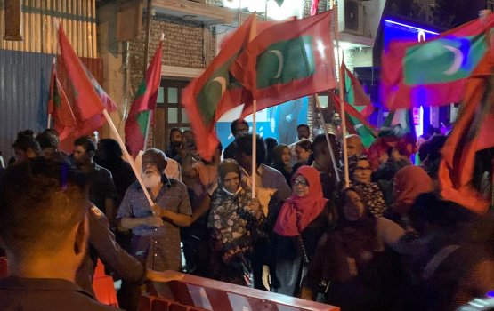 Muzaahara in minivan kuraa meehun geybandhu kuranee