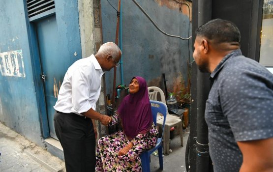 Raees Solih Male' gai door to door fattavaifi