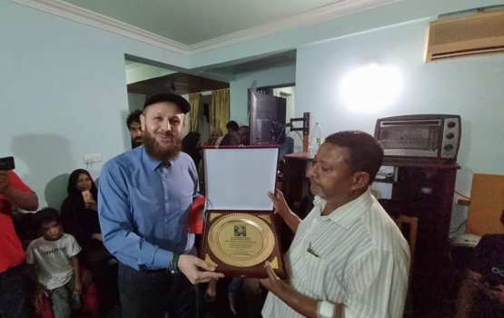 Beeru meehun rangalhu kuraa kamah bunaa doctor rajje in dhiyafahun massala balanee