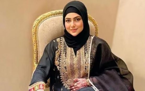 Baliveindhe ves Sana Khan hurihaa roadha eh hifi!