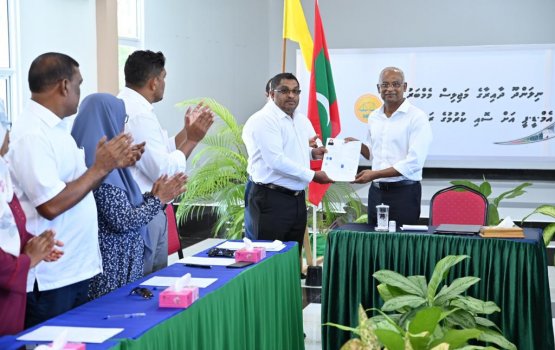 Nilandhoo dhaairaa ge membaru J4 MDP ah soie kohffi.