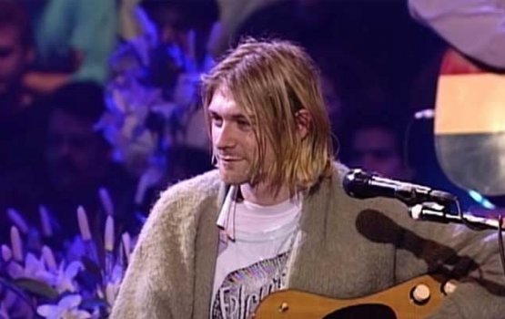 Kurt Cobain ge guitar eh 6 million dollarah vikkaalaifi
