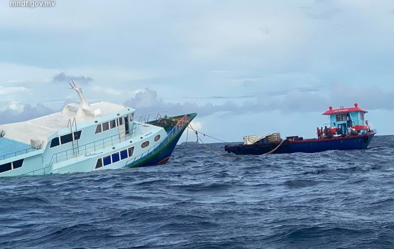 15 Meehunnaa eku R. Atoll ah dhathuru kuri boat eh adi ah