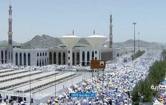 Hajjah dhiya dhivessaku gellunu thaa 4 dhuvas, Adhives nufeney