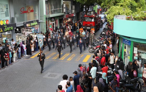 Parade baavvaathee hukuru dhuvahu haveeru vehicle dhuvvun manaa