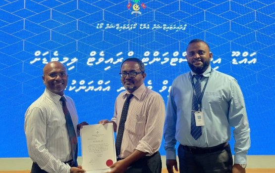 Addu airport aai Kadhdhoo airport ge board ah membarun ahyyan koffi