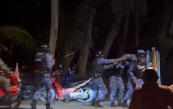 Fuvahmulak muzaaharaa hoonuve, 2 meehakah aniyaave faruvaa dhenee