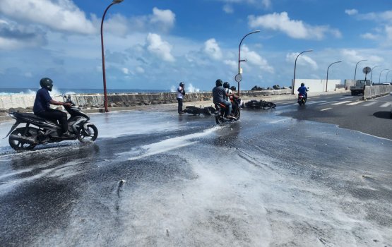 Male’ sarahahdhah udha aranee, bridge in dhathuru kuri baeh meehunnah aniyaavejje