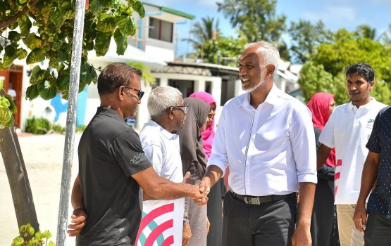 Dhivehi aabaadhee ah nisbaivaa komme rayyithakee gaumah aguhuri dhari eh: Raees