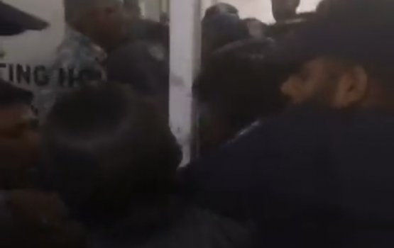 Muhdhathu hamavefaivaa IV thakeh dheegen gahdhoogai muzaahara