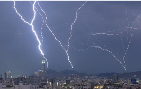 Mecca ai baarugadha thoofaaneh gai Clock Tower ah honu alhai Umra verin vayaa ukaalaifi