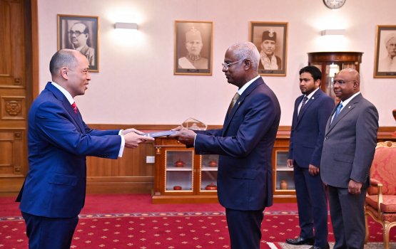 America in raajje ah kandaelhi furathama safeeruge faikolhu raees ah aruvaifi