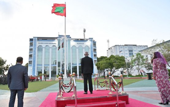 Dhaakhilee adhi khaarijee minivan kamugai dhivehinge mahchah bas kiyene ehen bayaku neh: Raees