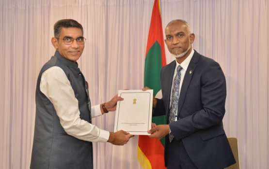India sifainnaa gulheygothun muhinmee adhadheh noon