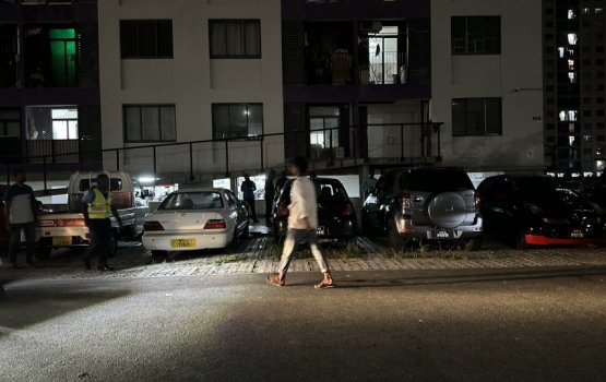 Hiya Flat in vettunu kujjaa car ah neyruvi driver ge mahsala balanee