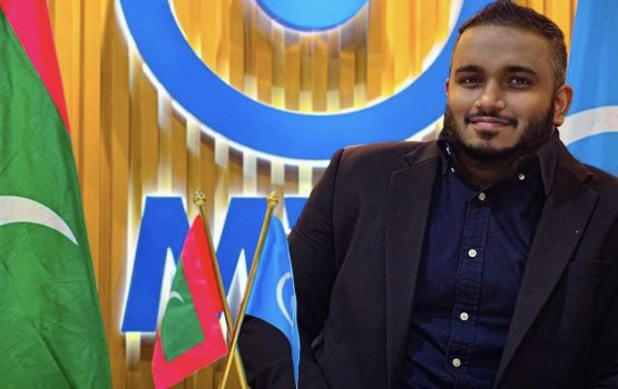 Minivan vumaaeku Adheeb raajje in beyrah vadaigenfi