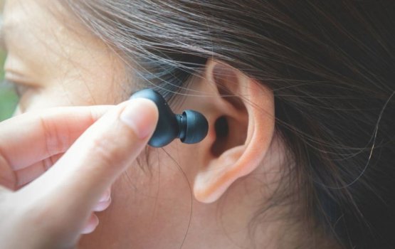 Headphone thakun ivumuge hissah gehlun vey: dhiraasaa