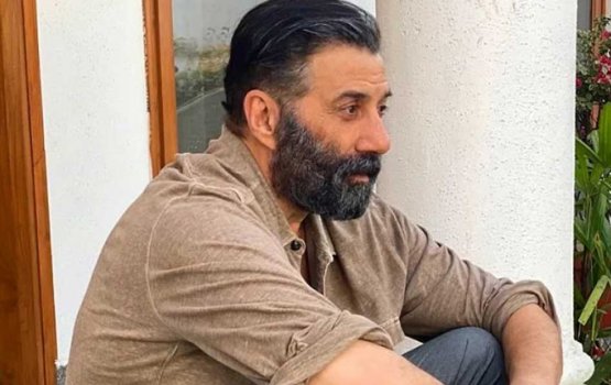 Filmee hayaathaa behey gothun vaahaka dhakkamun Sunny Deol ah rovijje