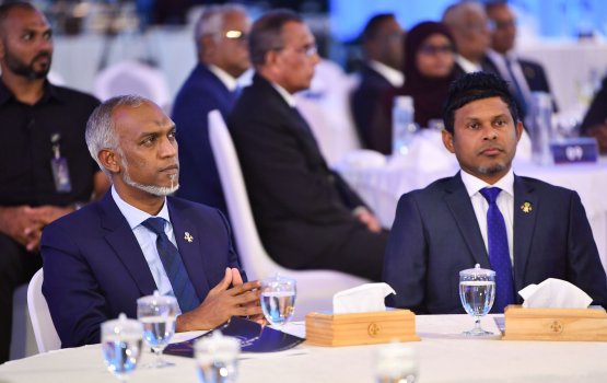 Raees aai Naibu Raees Majilis ah haaziru koh suvaalu kurevey gothah hadhanee