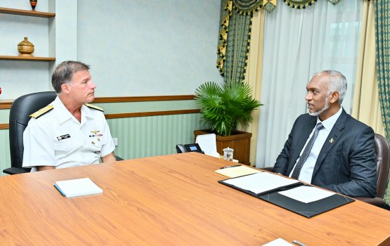 Raajjeyge minivankan dhamahattan ebbaarulun dheynan: America