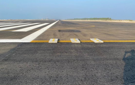 Aadhihtha dhuvahu hanimaadhoo airport ge aa runway ah rest flight jassanee