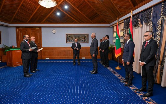 Ruhun nudhin 3 vazeerunnah alun faiykolhu dhee sarukaarun majileehah gon jahanee