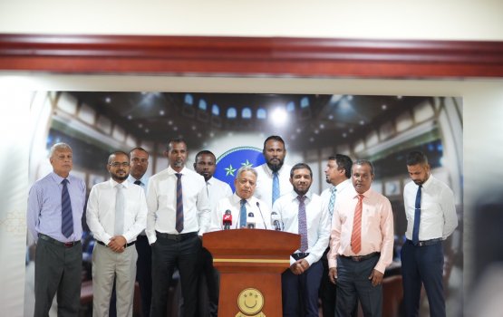 Raees vakikuraa massala kuriah gendhiya nudheynan: Redwave saleem