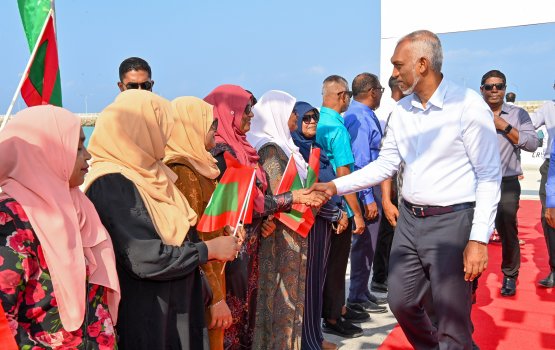 Baeh vazeerunah ruhun nudheyn beyru bayaku majuboor kuri: raees
