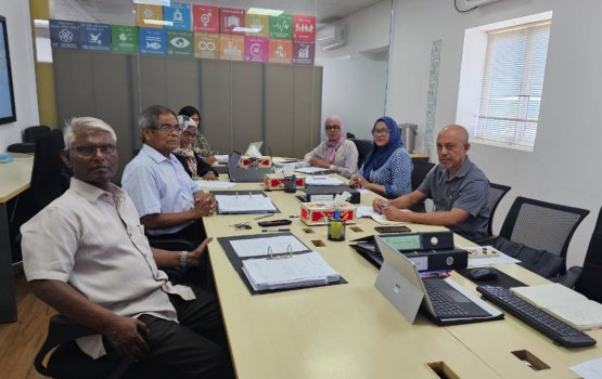 Housing Committee ah ithuru 3 memberun, Chairperson akah Enas