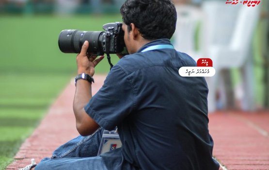 Nazeeh ge foto thakun meehun ge handhaan thakah dhirun genesdhey