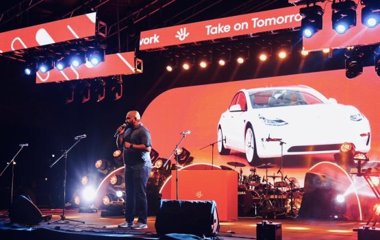 Dhiraagu Tesla car libunee Musthafa Mohamed ah