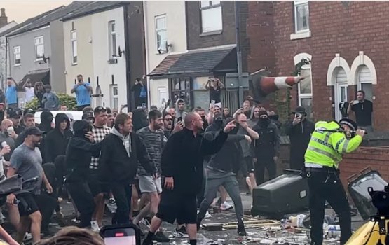 Uk gai Muslimunna dhekolhu muzaharathakeh, dhivehin samaaluvaan edhijje