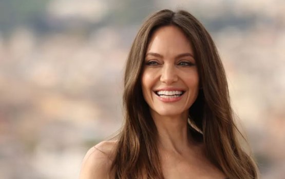 Angelina Jolie ah haassa sharafeh dhenee
