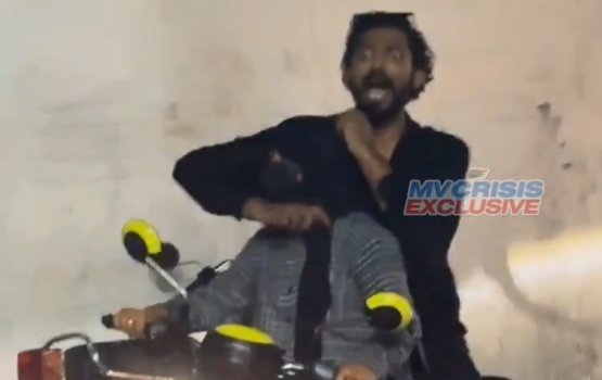 Anhenaku raheenu kuri meehaa amillayah maruvaan ulhefi, faruvaa dhenee