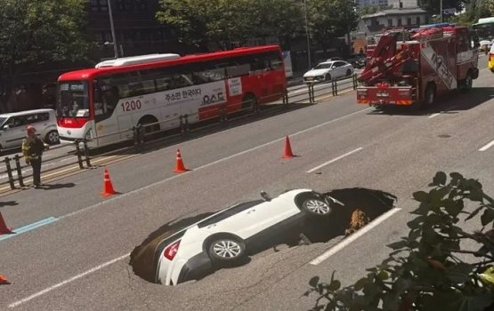 South Korea gai sinkhole akah car dhamaigane 2 meehakah aniyaa vejje