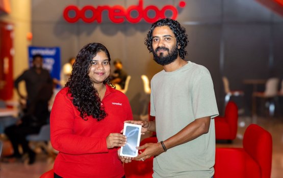 Ooredoo medhuverikoh iPhone 16 pre-order kuri customerunnaa  phone thah havaalu koffi