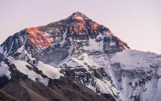 Dhuniyeyge emme us farubadha akee Everest eh noon!