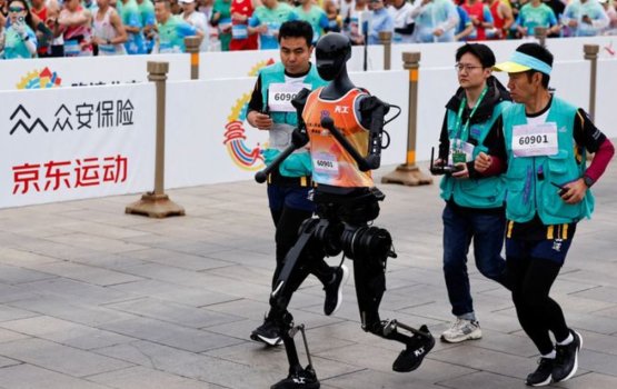 Insaanunnaai obotunna dhemedhu dhuvumuge race eh, molhuvee kon baeh?