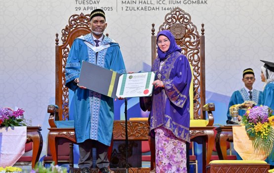 Alumni in dhekolhu hadhamun dhanikoh Muizzu ah honorary doctorate kan dheefi