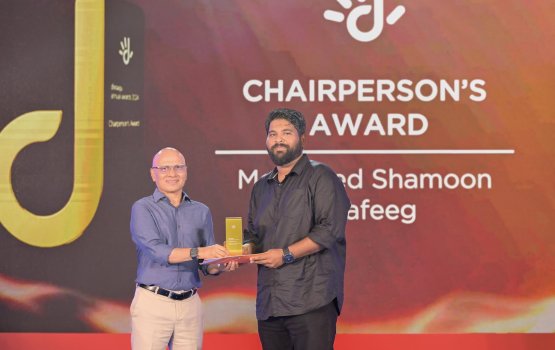 Dhiraagu ge chairperson's award mifaharu Mohamed shanmoon shafeeg ah
